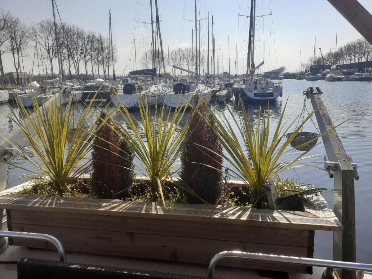 Hotel Magnifique Bateau Maison Ouistreham Exterior foto